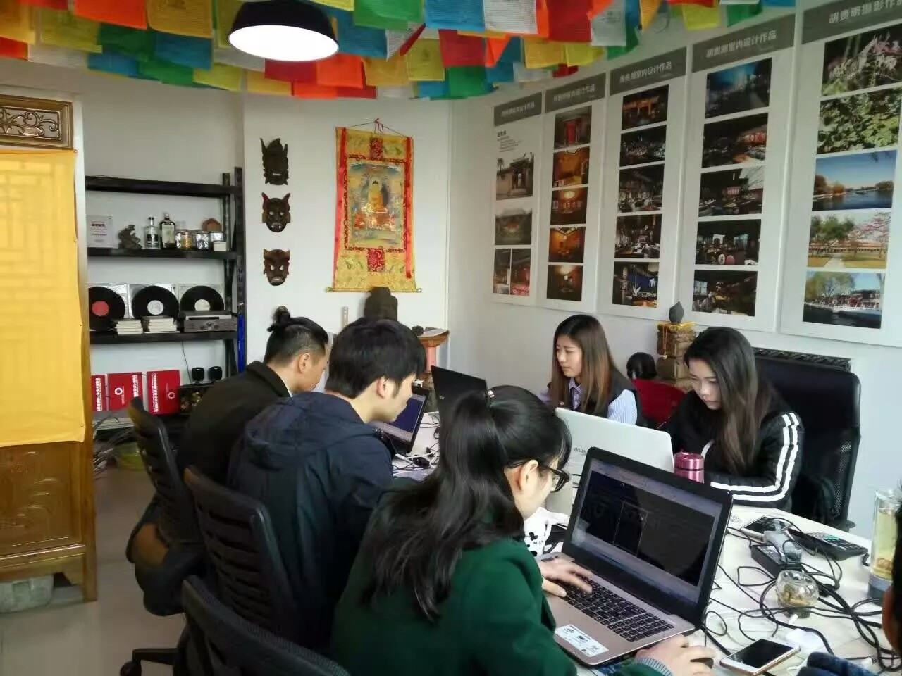 D:\李锐\办公\2020年招生资料\各专业招生资料\环境艺术设计\环境艺术设计\学生在工作室中工作.png