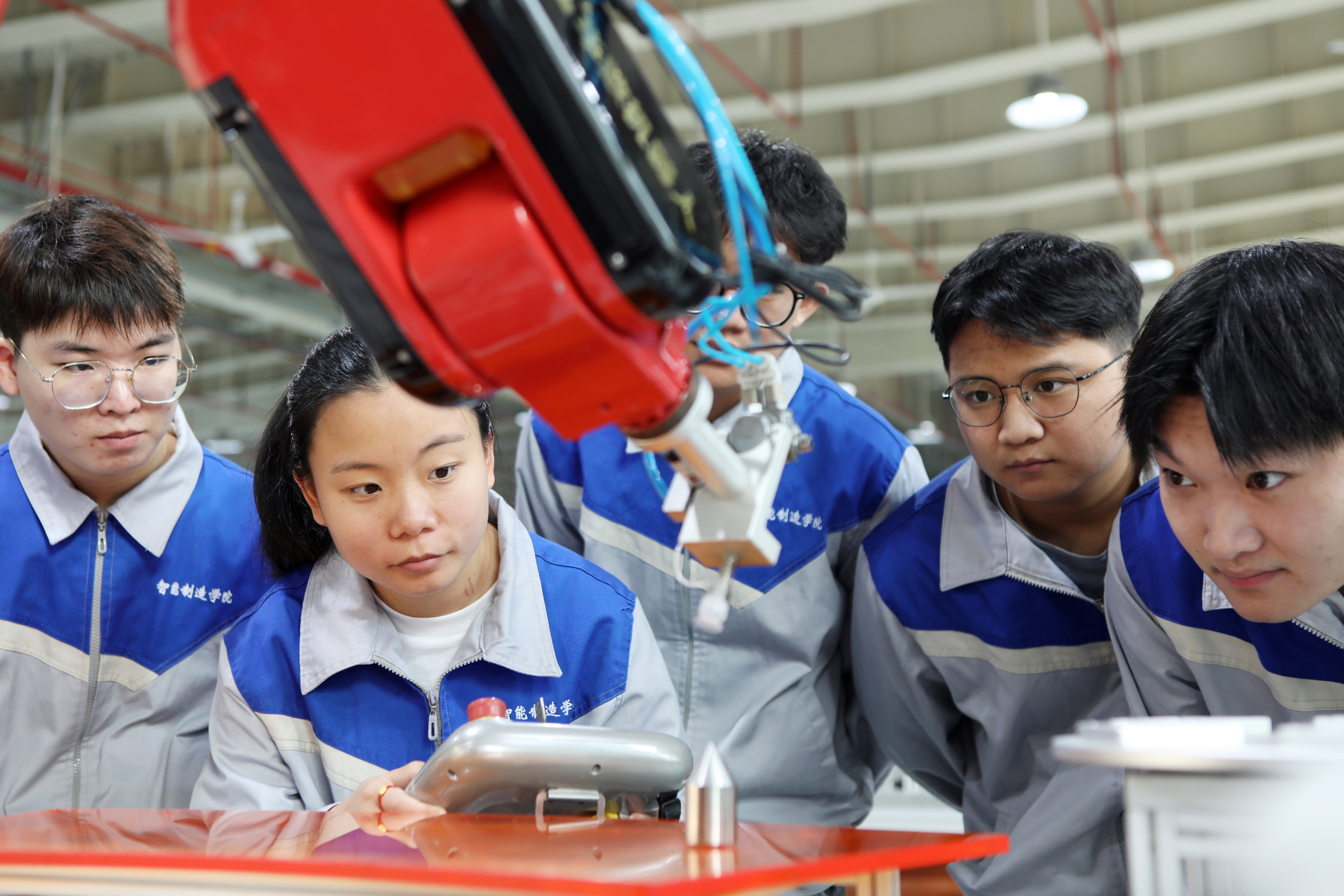 2022年10月21日，金年会工业机器人技术专业学生正在进行工具坐标系的标定训练。通讯员 陈仕川 摄
