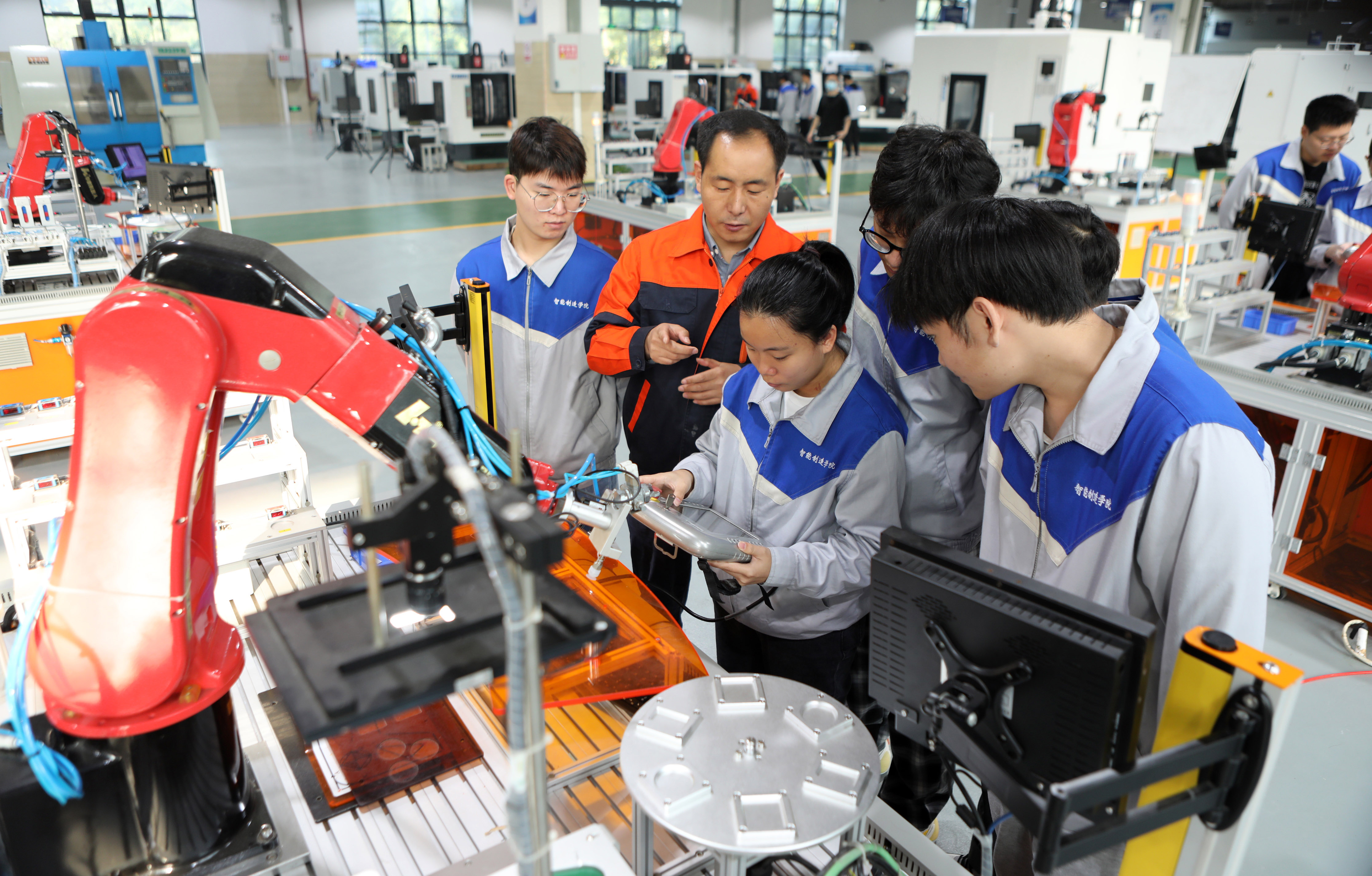 2022年10月21日，金年会工业机器人技术专业老师向学生们讲解操作技能。通讯员 陈仕川 摄