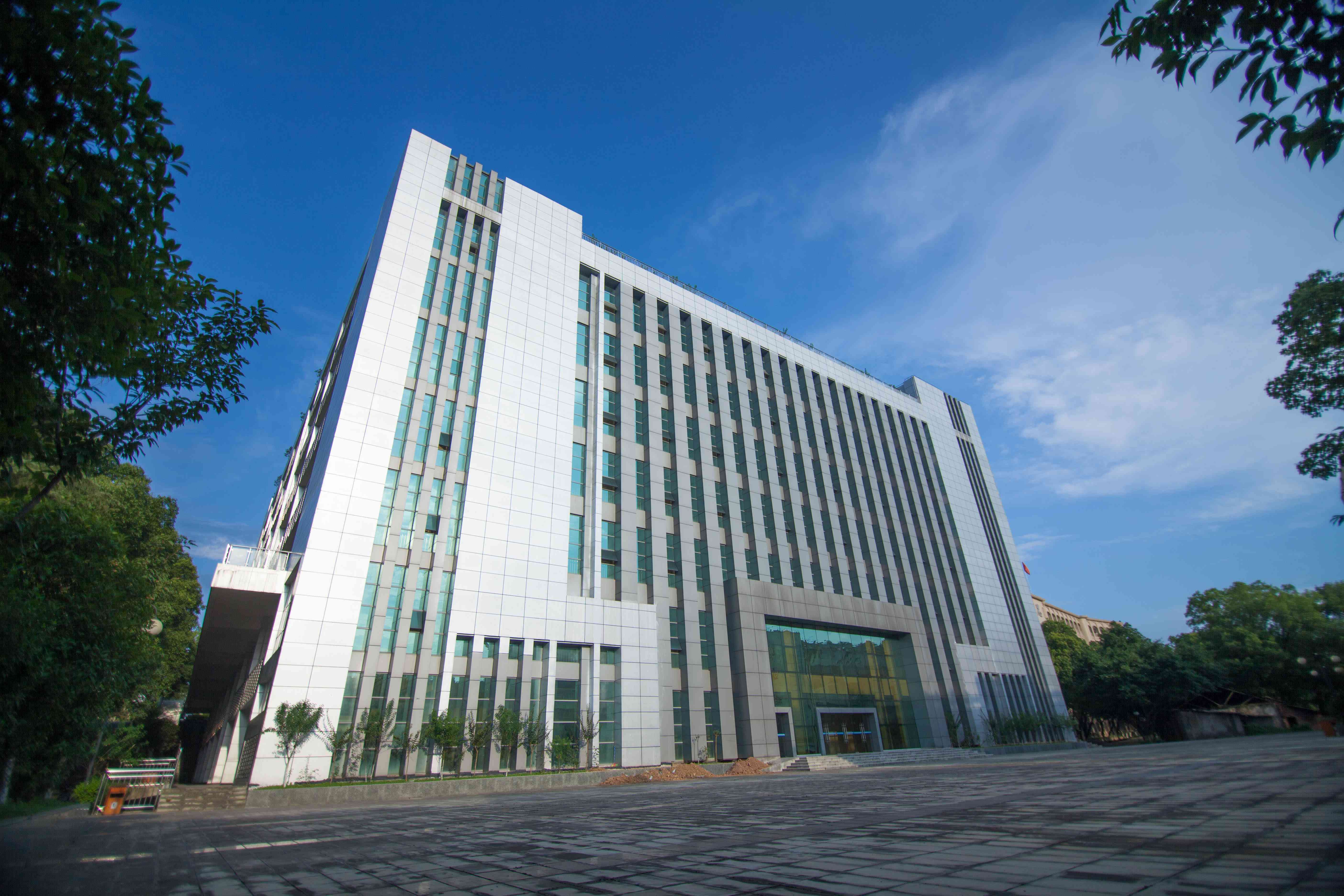 现代化教学设施配套齐全的的理工大楼(2).jpg